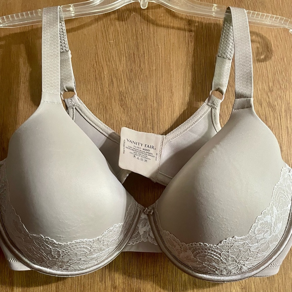 Vanity Fair Bra style #76382, 40DD, a nude/ taupe color